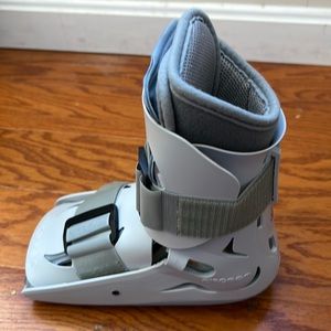 Aircast Pneumatic Walker boot for foot & ankle support
